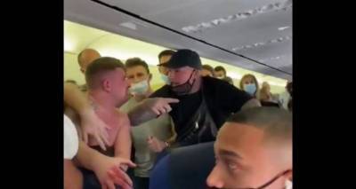 Пассажиры летящего в Ибицу самолета подрались прямо на борту – видео