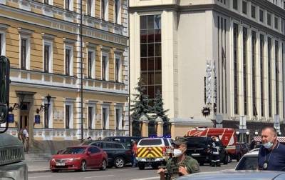 В Киеве неизвестный захватил отделение банка и заложницу