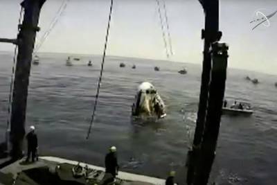 Роберт Бенкен - Херли Даглас - Космический корабль Crew Dragon успешно сел на воду - trud.ru - США - шт.Флорида