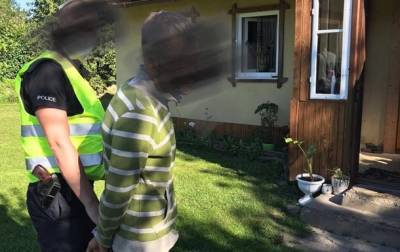 На Прикарпатье мужчина угрожал гранатой копам во время обысков