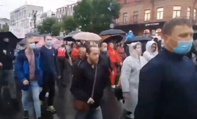 Из-за непогоды на митинг в Хабаровске пришло всего несколько десятков человек