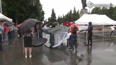 Ульяновские коммунисты устроили встречу с дольщиками под проливным дождем