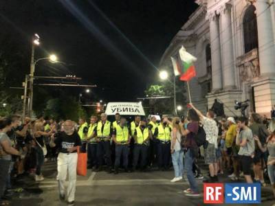 В Болгарии участники антиправительственных протестов заблокировали ведущее в Грецию шоссе