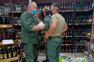 В Венесуэле похожих на россиян военных застали за покупкой водки