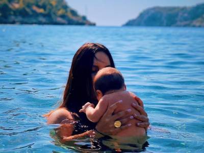 Джамала показала, как купает новорожденного сына в море