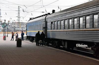 В Тернополе пассажиры добились остановки поезда, отмененной из-за внесения города до "красной" зоны