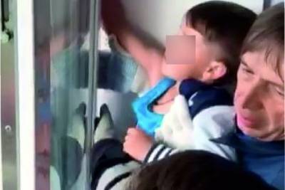 В Ярославле пришлось спасать ребенка, застрявшего в пластиковом окне