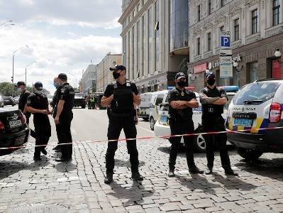 В Киеве ведут переговоры с мужчиной, угрожающим взорвать бомбу в банке