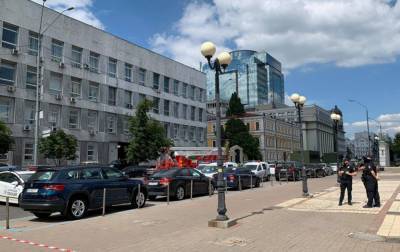 Захватчик банка в Киеве грозит, что бомба взорвется даже в случае его ликвидации