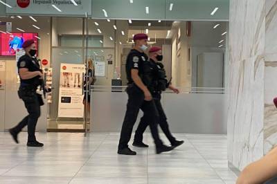 Журналист NEWSONE показал, что происходит внутри БЦ "Леонардо", где террорист грозится взорвать банк