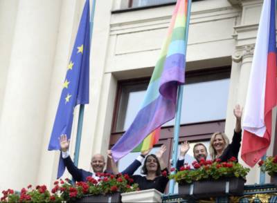 Мэрия Праги вывесила радужный флаг
