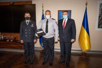 Глава МВД наградил четырех полицейских оружием за ликвидацию террориста в Полтавской области