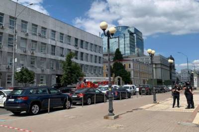 Ситуация с захватом банка в Киеве контролируемая, руководство операцией взяла на себя СБУ