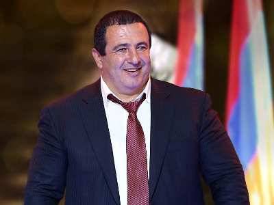 Глава партии «Процветающая Армения» Гагик Царукян обещал помочь безработным музыкантам