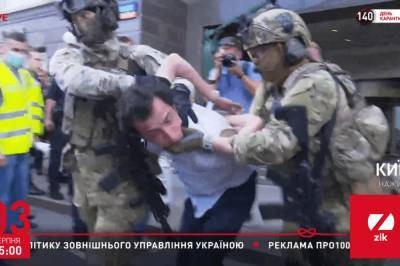Злоумышленника, захватившего заложницу в Киеве и угрожавшего подорвать отделение банка, задержали
