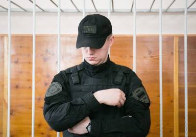В Екатеринбурге судебный пристав сядет на пять лет из-за взяток за незаконные павильоны