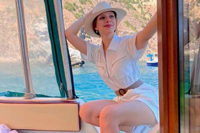 Звезда «Папиных дочек» поделилась снимком в коротком комбинезоне на яхте в Крыму