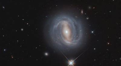 Хаббл сделал снимок далекой и невероятно красивой галактики