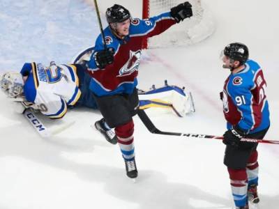 НХЛ возобновила игры: Лидеры конференций проиграли стартовые матчи плей-офф Кубка Стэнли