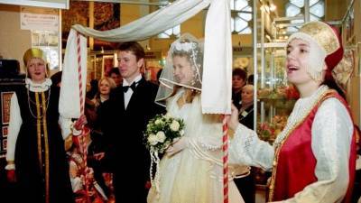 «Проверка невинности в бане и зеленое платье»: необычные свадебные традиции на Руси