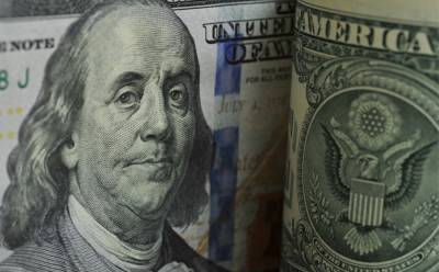 Bloomberg рассказывает, почему инвесторы массово сливают доллар
