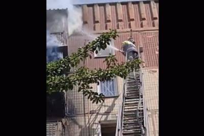 В Горловке горит многоэтажка: видео
