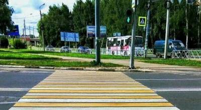 И так сойдет: в Ярославле сделали пешеходный переход в столб