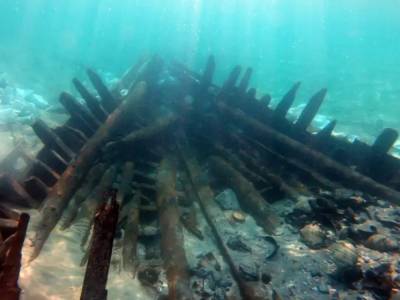 Археологи показали артефакты с затонувшего судна: Корабль вытащили из Средиземного моря спустя 1300 лет