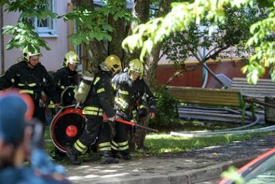 Газовая труба вспыхнула на фасаде жилого дома в Москве