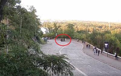 На видео попало опрокидывание авто в центре Киева