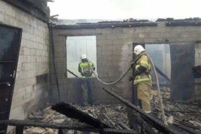 В Красноармейском районе Волгограда горел склад с нефтепродуктами