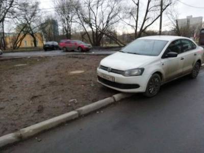 Петербуржцев будут штрафовать за парковку на газонах во дворах