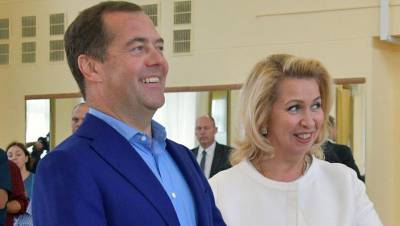 Медведев и его жена получат дипломатические паспорта