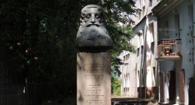 В Вильнюcе второй раз за лето осквернили памятник знаменитому раввину