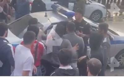 Толпа мигрантов напала на полицейских и силой отбила приятеля