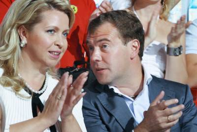 Путин приказал оформить Медведеву и его супруге дипломатические паспорта