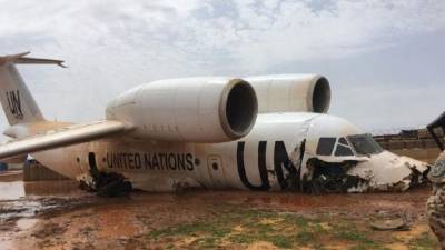 Самолет ООН совершил жесткую посадку в Мали