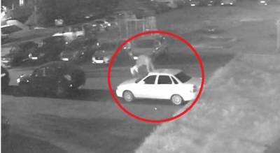 Громил и царапал машины на парковке: проделки автовандала попали на камеру. Видео