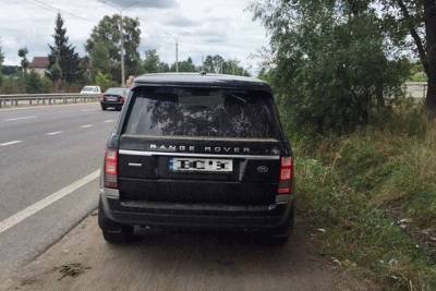 На Винничине водитель Range Rover бросил взятку в авто полицейских