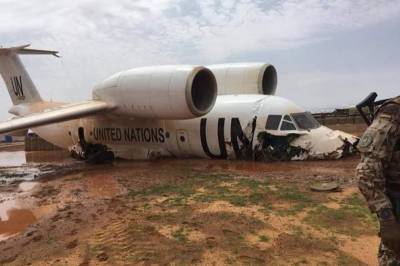 Самолет с россиянами жестко сел в Мали