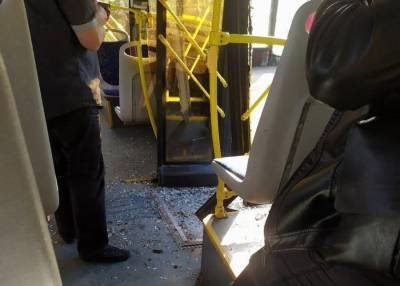 В Подмосковье рейсовый автобус врезался в отбойник