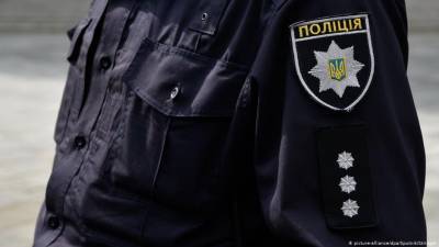 Украинские полицейские задержали мужчину, угрожавшего им гранатой