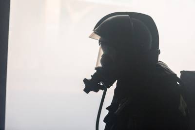 В Екатеринбурге улицу Малышева заволокло дымом из-за возгорания автомобиля на «зебре»