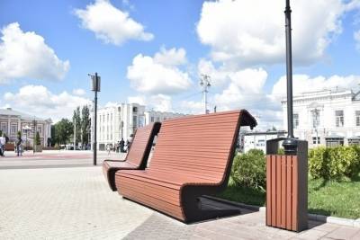 На Театральной площади во Владимире покрасили скамейки и лавки