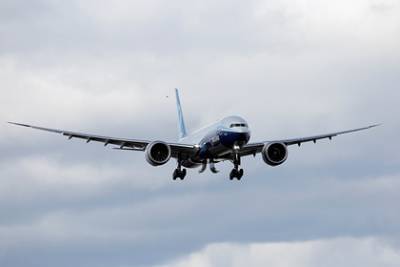 Самолет с россиянами на борту совершил жесткую посадку в Мали