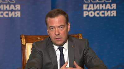 Дмитрий Медведев с женой получат дипломатические паспорта