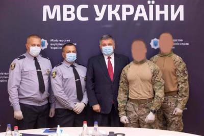 Аваков вручил ликвидировавшим полтавского террориста полицейским наградное оружие