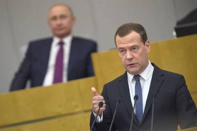 Путин дал Медведеву и его жене право получить дипломатический паспорт
