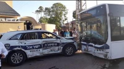 Видео: автобус врезался в патрульную машину в Офакиме