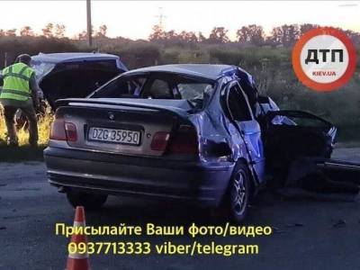 В Киевской области произошло лобовое столкновение BMW и Skoda. Один человек погиб, четверо – ранены